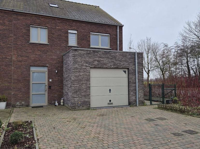 Instapklare energiezuinige hoekwoning aan de rand van het centrum van Ingelmunster, omvattende o.a. op het GELIJKVLOERS: Inkomhal met ingemaakte kaste